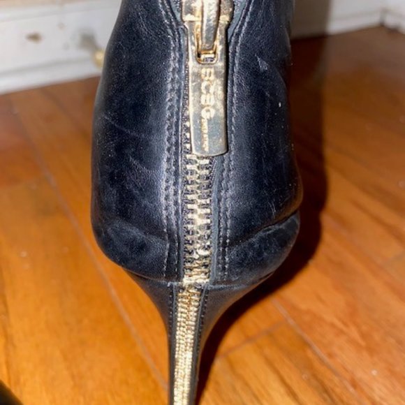 BCBG Black Leather Gold Zipper Heeled Pumps Size 9 - Picture 3 of 8